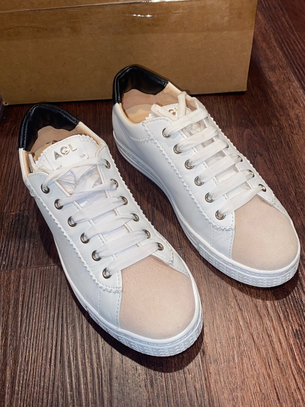 AGL Sade Low Top Sneakers